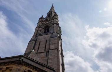 İngiltere, Newcastle 'daki Aziz Nicholas Katedrali' nin görkemli mimarisi bulutlu gökyüzünün zeminine karşı dimdik ayakta duruyor.