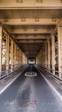 Tyne Köprüsü 'nün altından geçen yol hız sınırı işareti ile saatte 20 mil gösteriyor.