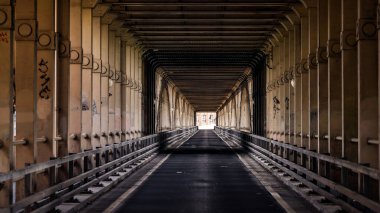 İngiltere, Tyne üzerinde Newcastle 'da Tyne Köprüsü' nün altından geçen asfalt yol.