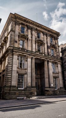 İngiltere, Newcastle 'daki eski postane binasının heybetli cephesi zengin tarihi ve mimari ihtişamının bir kanıtı olarak duruyor.