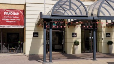 CAMBRIDGE, İngiltere - 11 Haziran 2025 - İngiliz ulusal bayramını kutlamak için İngiliz Jack Bunting ile birlikte Hilton Hotel 'in ana girişi