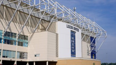 LEEDS, UK - 12 Haziran 2025 - Leeds, İngiltere 'deki Elland Road Stadyumu, modern mimarisi ve beyaz çelik çatı yapısı sergilenmektedir.