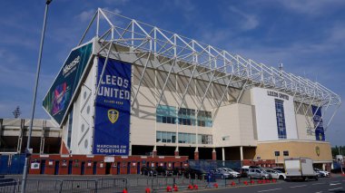 LEEDS, İngiltere - 12 Haziran 2025 - Elland Road Stadyumu, Leeds United Futbol Kulübü 'nün evi, açık mavi gökyüzü altında büyük afişler ve işaretler sergileniyor.