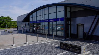 LEEDS, İngiltere - 12 Haziran 2025 - Leeds, İngiltere 'deki Leeds United Football Club' daki Centenary Pavilion 'un dış görünümü, çağdaş mimari ve tasarım sergilenmektedir.