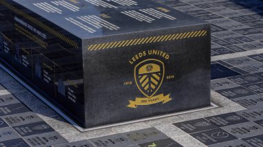 LEEDS, İngiltere - 12 Haziran 2025 - Leeds United futbol kulübünün Leeds, İngiltere 'deki Elland Road Stadyumu' ndaki 100. yıldönümü anısına Granit anıtı