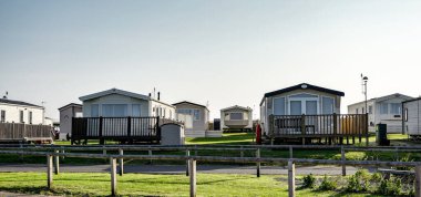 Whitby 'deki bir tatil parkında durağan kervanlar sürüsü, Kuzey York Moors Ulusal Parkı' nı ziyaret eden turistler için konforlu bir konaklama olanağı sunuyor.