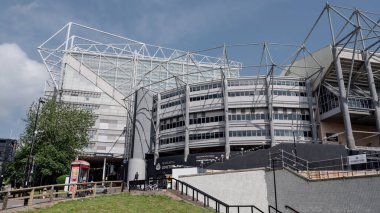 NEWCASTLE, İngiltere - 13 Haziran 2025 - St James 'Park, etkileyici mimarisi ve spor mirasını sergileyen Newcastle' ın önemli bir simgesi olarak ayakta duruyor