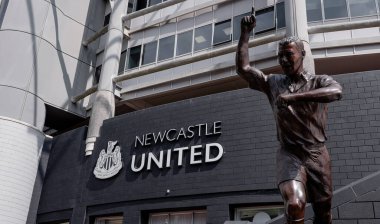 NEWCASTLE, İngiltere - 13 Haziran 2025 - Efsanevi Newcastle United forveti Alan Shearer 'ın ikonik bronz heykeli, St James' Park 'ın önünde gururla duruyor