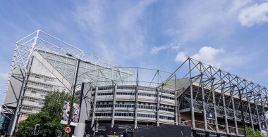 NEWCASTLE, İngiltere - 13 Haziran 2025 - St James 'Park, Newcastle United' ın ikonik stadyumu, etkileyici mimarisini ve spor mirasını sergileyen canlı mavi gökyüzüne karşı dimdik ayakta duruyor