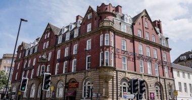 NEWCASTLE, İngiltere - 13 Haziran 2025 - Newcastle 'da Clayton Caddesi' nde bulunan tarihi Clarendon Oteli 'nin düşük açılı görüntüsü, kırmızı tuğla dış görünüşünü ve mimari detaylarını gözler önüne seriyor