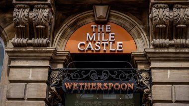 NEWCASTLE, İngiltere - 13 Haziran 2025 - Newcastle 'daki Wetherspoon Pub Tyne girişin üzerinde tabelasını ve süslemesini gösteriyor