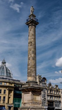 NEWCASTLE, İngiltere - 13 Haziran 2025 - Grey 'in anıtı bulutlu bir gökyüzüyle İngiltere' nin Tyne kentindeki Newcastle 'ın göbeğinde Başbakan Charles Grey anısına dikildi