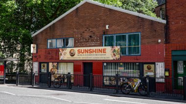 NEWCASTLE, İngiltere - 13 Haziran 2025 - Newcastle, İngiltere 'deki Sunshine Eritrean ve Etiyopya Restoranı, geleneksel mutfak ve kültür mirasının sergilendiği