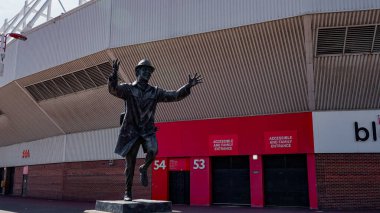 SUNDERLAND, İngiltere - 13 Haziran 2025 - Futbol teknik direktörü Bob Stokoe 'nun bronz heykeli 1973' teki FA Cup zaferini Sunderland, Işık Stadyumu önünde kutladı