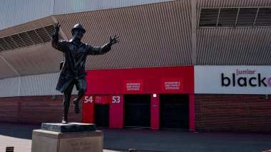 SUNDERLAND, İngiltere - 13 Haziran 2025 - Futbol teknik direktörü Bob Stokoe 'nun bronz heykeli Sunderland, Tyne and Wear, İngiltere' deki Sunderland AFC stadyumunun önünde kutlanıyor.