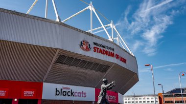 SUNDERLAND, İngiltere - 13 Haziran 2025 - Sunderland, İngiltere 'deki Işık Stadyumu' nun ön planda bir heykeli bulunan dış görünüşü