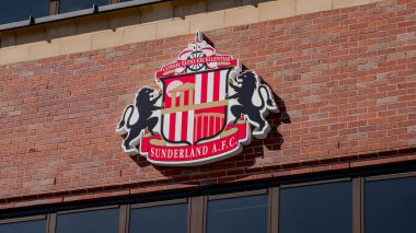 SUNDERLAND, İngiltere - 13 Haziran 2025 - Sunderland A.F.C. 'nin yakın görüntüsü Ekibin amblemini İngiltere 'nin Sunderland şehrinde gösteren tuğla bir duvarda logo sergileniyor.