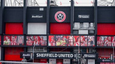 SHEFFIELD, İngiltere - 13 Haziran 2025 - Bramall Lane, Sheffield United F.C. 'nin evi, en ikonik oyuncularının bir golü kutlayan büyük posterleriyle süslenmiş