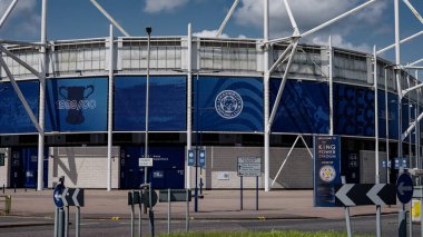 LEICESTER, İngiltere - 14 Haziran 2025 - Leicester, İngiltere 'deki King Power Stadyumu, Leicester City Futbol Kulübü' nün başarılarının anısına büyük afişler sergilenmektedir.