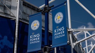 LEICESTER, İngiltere - 14 Haziran 2025 - Leicester City Futbol Kulübü logosu ve King Power Stadyumu yazılı mavi pankartlar