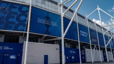 LEICESTER, İngiltere - 14 Haziran 2025 - Leicester City Futbol Kulübü 'nün ev sahibi King Power Stadyumu' nun dışı, gelecek sezon için pankartlarla süslenmiş