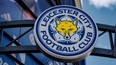 LEICESTER, İngiltere - 14 Haziran 2025 - King Power Stadyumu girişinde sergilenen Leicester City Futbol Kulübü logosunun yakın çekimi