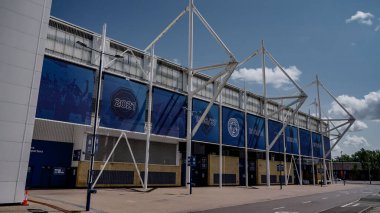 LEICESTER, İngiltere - 14 Haziran 2025 - King Power Stadyumu Leicester şehrinin FA Cup zaferinin anısına yapılan kutlama pankartlarıyla