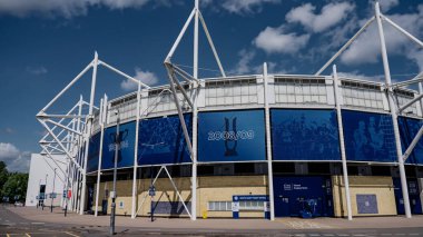 LEICESTER, İngiltere - 14 Haziran 2025 - İngiltere 'nin Leicester şehrindeki King Power Stadyumu' nun yaz aylarında gökyüzü altında kazanılan zaferlerini kutlayan pankartlar