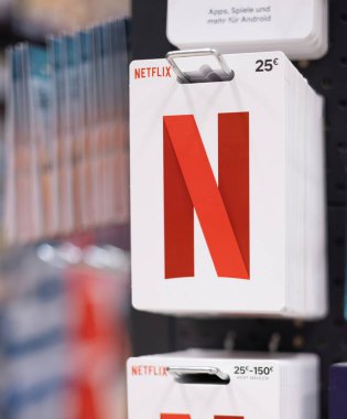 Netflix hediye kartlarında aboneliklere kolay erişim için fiyat kategorileri içeren göz alıcı bir düzenleme. - FRANKFURT, Almanya - 21 Mart 2025