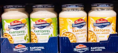 Sergilenenler Sonnen Bassermann 'ın ev yemeklerini yükseltmek isteyenler için mükemmel patates yemekleri içeren kavanozları. - FRANKFURT, Almanya - 21 Mart 2025