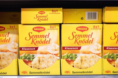Maggi Semmel Knoedel, çeşitli yemekler ve kültürel mutfaklar için ideal geleneksel ekmek köftelerini karıştırdı. - FRANKFURT, Almanya - 21 Mart 2025