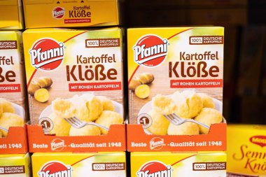 Pfranni 'nin patates köfteleri bu resimde zarif bir şekilde sunuluyor, rahatlatıcı yemek ve Alman mutfağının özünü yakalıyor. - FRANKFURT, Almanya - 21 Mart 2025