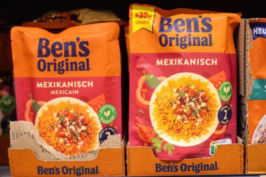 Bu resimde Ben 'in orijinal Meksika pirinç ambalajı, canlı tasarımı ve Meksika mutfağının baştan çıkarıcı lezzetleri yer almaktadır. - FRANKFURT, Almanya - 21 Mart 2025