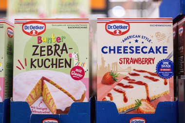 Dr. Oetker 'dan çeşitli renkli kek kutuları. Her durum için eğlenceli ve lezzetli tatlılar yaratmak için mükemmel. - FRANKFURT, Almanya - 21 Mart 2025