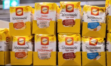 İyi düzenlenmiş Aurora un torbaları, bir mağazada pişirme ve aşçılık ihtiyaçları için çeşitli tipler sergileniyor. - FRANKFURT, Almanya - 21 Mart 2025