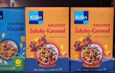 Bu resim Koelln 's Schoko-Karamell Hafer-Müsli' nin ambalajında karamel ve çikolata aromalı cazibesini gösteriyor. - FRANKFURT, Almanya - 21 Mart 2025