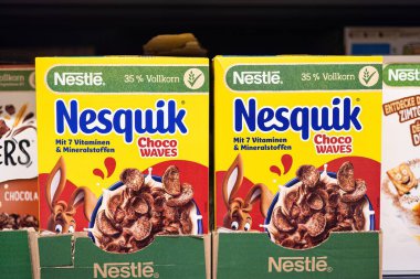 Bu resimde Nestle Nesquik mısır gevreği dolu canlı bir kutu yer alıyor, çocuklar ve kahvaltı meraklılarına hitap eden bir maskot ile eğlenceli tasarımını vurguluyor. - FRANKFURT, Almanya - 21 Mart 2025