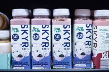 Şık şişelerde canlı bir Live Fresh Skyr protein içeceği, yüksek protein içeriği ve düşük yağ, sağlık bilincine sahip tüketiciler ve aktif yaşam tarzları için ideal. - FRANKFURT, Almanya - 21 Mart 2025