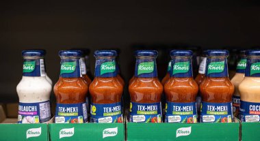 Lezzetli ve lezzetli mutfak lezzetleri yaratmak için çeşitli tatlar içeren canlı bir Knorr Tex-Mex sosu dizisi. - FRANKFURT, Almanya - 21 Mart 2025