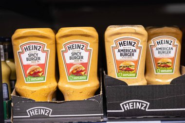 İki çeşit Heinz burger sosu hamburgercilere baharatlı ya da klasik bir lezzet karışımı arayan cesur bir adak sunuyor. - FRANKFURT, Almanya - 21 Mart 2025