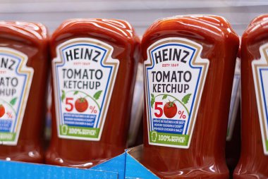 Heinz Domates Ketçapı 'nın çekici bir gösterisi, markanın ünlü ambalajını ve zengin rengini vurguluyor, her mutfak ve baharat koleksiyonu için mükemmel. - FRANKFURT, Almanya - 21 Mart 2025