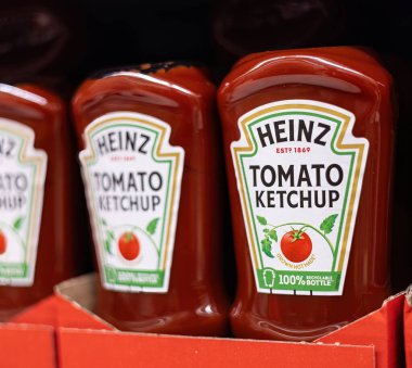 Heinz Domates Ketçapı 'nın çekici bir gösterisi, markanın ünlü ambalajını ve zengin rengini vurguluyor, her mutfak ve baharat koleksiyonu için mükemmel. - FRANKFURT, Almanya - 21 Mart 2025