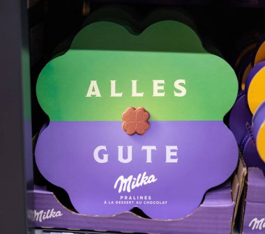 Modern bir tasarım ve renkli ambalajlı Milka çikolatalı pralinalardan oluşan çekici bir hediye kutusu. - FRANKFURT, Almanya - 21 Mart 2025