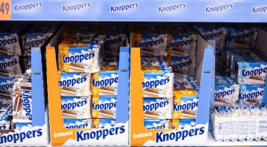 Knoppers Nut Riegel çikolatalarının çekici ve modern ambalaj tasarımlarının yanı sıra zengin çikolata ve fındık aromasını vurgulayan davetkar bir gösterisi. - FRANKFURT, Almanya - 21 Mart 2025
