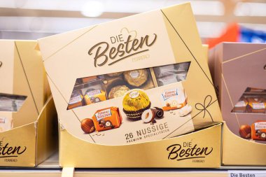 Lüks bir Ferrero çikolata kutusu Die Besten çeşitli pralinelerle dolu, yüksek kalite ve zarif sunumu vurguluyor. - FRANKFURT, Almanya - 21 Mart 2025