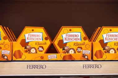 Ferrero Kuesschen 'in klasik çikolata kutularının sunumunda hediye vermek ya da kişisel zevk almak için mükemmel bir tasarım sergileniyor. - FRANKFURT, Almanya - 21 Mart 2025