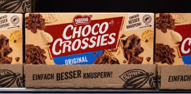 Premium Nestle Choco Crossies kutusu, lezzetli ve dokuları bir araya getiren kıtır kıtır bir çikolata kutusu. - FRANKFURT, Almanya - 21 Mart 2025