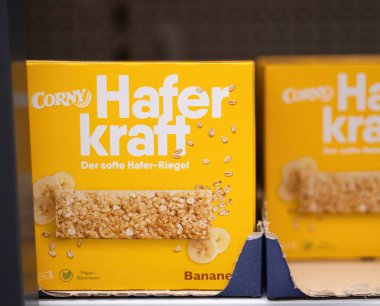 Farklı tatlar sunan Corny Haferkraft yulaf tabakları, herkes için sağlıklı ve lezzetli atıştırmalıklar sunuyor. - FRANKFURT, Almanya - 21 Mart 2025
