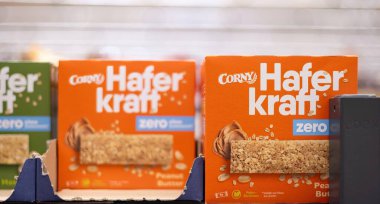 Farklı tatlar sunan Corny Haferkraft yulaf tabakları, herkes için sağlıklı ve lezzetli atıştırmalıklar sunuyor. - FRANKFURT, Almanya - 21 Mart 2025