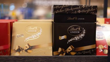 Zarif siyah çikolata kutuları zarif bir şekilde düzenlenmiş, hediye vermek veya kişisel zevk almak için ideal, kalite ve lezzeti harmanlamak için. - FRANKFURT, Almanya - 21 Mart 2025